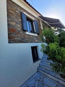 budynek z oknem i schodami przed nim w obiekcie Danai Traditional Apartment w mieście Samos