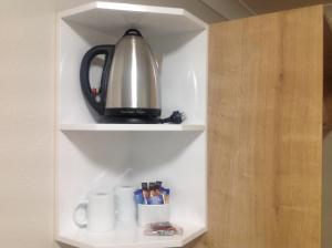 Príslušenstvo na prípravu kávy alebo čaju v ubytovaní Castle Crest Motel