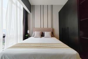a bedroom with a large bed with a large window at Axon Bukit Bintang_Studio (B) in Kuala Lumpur
