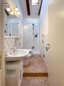 Bilik mandi di Int 4 - Suite Edoardo by Residence San Luca