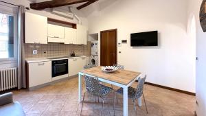 Dapur atau dapur kecil di Int 4 - Suite Edoardo by Residence San Luca