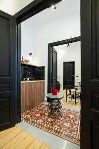 a living room with a table and a kitchen at Stoa House Airport in Koropíon