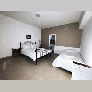 sypialnia z 2 łóżkami w pokoju w obiekcie VILLA MARIA (2) w mieście Liapades