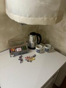 un tavolo con due tazze di caffè e statuine sopra di Super Nice Studio Flat a Napoli