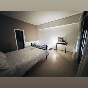 um quarto com duas camas e uma mesa em VILLA MARIA (2) em Liapades