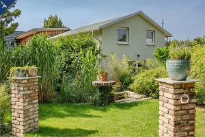 Ein Garten an der Unterkunft Ferienhaus Becker Ferienwohnung Brücke