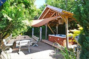 Ein Garten an der Unterkunft Ferienhaus Becker Ferienwohnung Brücke