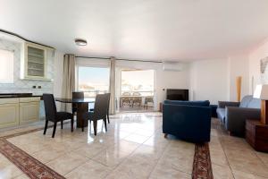 a living room with a couch and a table at Maurici Park in Empuriabrava