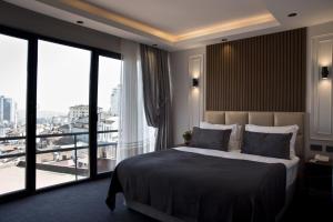una camera da letto con un grande letto con una grande finestra di VALİDE RESİDENCE a Istanbul