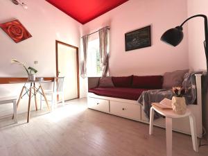 - un salon avec un canapé et une table dans l'établissement Apartment Beti, à Lopud