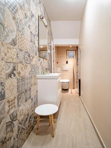 La salle de bains est pourvue de toilettes, d'un lavabo et d'un tabouret. dans l'établissement Šišnikova hiša, à Ilirska Bistrica