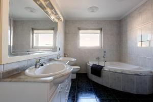 Ένα μπάνιο στο Apartamentos Empuriabrava Maurici Park +98 φωτογραφίες