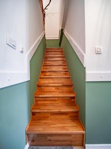 una escalera con escaleras de madera en una habitación en Šišnikova hiša, en Ilirska Bistrica