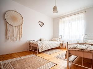 - une chambre avec 2 lits et un miroir mural dans l'établissement Šišnikova hiša, à Ilirska Bistrica
