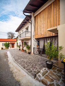 une cour d'une maison avec des plantes en pot dans l'établissement Šišnikova hiša, à Ilirska Bistrica