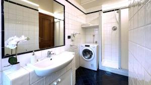 bagno con lavandino e lavatrice di Int 12 - Appartamento dei Gerani a Bologna