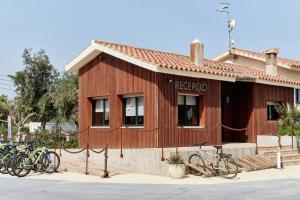 un grupo de bicicletas estacionadas fuera de un edificio en TAIGA Delta de l'Ebre, en L'Ampolla