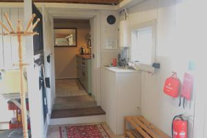 uma pequena cozinha com uma escada que leva a um quarto em Loft Apartment at Isola Gård on the middle of Öland em Färjestaden