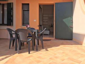 einen Tisch und Stühle auf einer Terrasse neben einer Tür in der Unterkunft Int 12 - Appartamento dei Gerani in Bologna