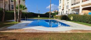 Bazén v ubytovaní Torrox Costa ZJ Apartment alebo v jeho blízkosti
