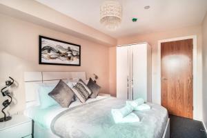 a bedroom with a large bed with two pillows at Spacious & Bright 2 Bed Apartment in Manchester in Manchester