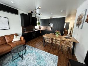 sala de estar y cocina con mesa y sillas en Modern & Stylish 2BR Apartment with Sauna, Terrace and Free Private Parking en Lahti