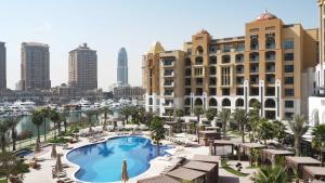 uma vista aérea do resort com uma piscina e edifícios em Town house residency 2 em Doha