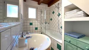 Un baño blanco con lavabo y bañera. en Int 6 - Suite Marco by Residence San Luca, en Bolonia 17 fotos más