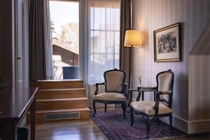 um quarto com duas cadeiras, uma mesa e uma janela em Best Western Strand Hotel em Visby