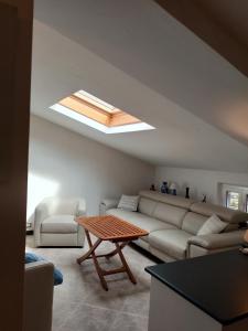 ein Wohnzimmer mit einem Sofa und einem Dachfenster in der Unterkunft La medievale 1 in Pignone