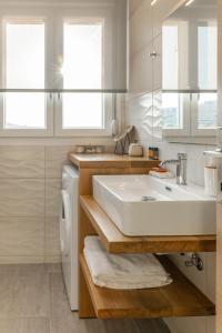 Un baño con lavabo y lavadora. en Villa Carpe Diem - 2BR - 300m to Beach, en Heraklion