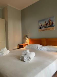 1 dormitorio con 2 camas y toallas. en Hotel l'Etrusco - San Vincenzo, en San Vincenzo