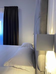 Postel nebo postele na pokoji v ubytování Hotel l'Etrusco - San Vincenzo