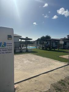 un edificio con un cartel frente a un parque en El Paraíso Perdido, en Conil de la Frontera