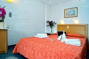 Postel nebo postele na pokoji v ubytování Karteros Hotel