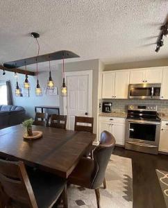 a kitchen and dining room with a table and chairs at Stylish Townhouse Steps to Ski Mtn & Waterpark in Tannersville