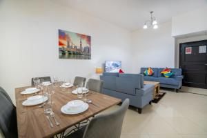 uma sala de jantar com uma mesa e um sofá em RH- Experience Comfort and Convenience in our 2BR, Al Barsha em Dubai