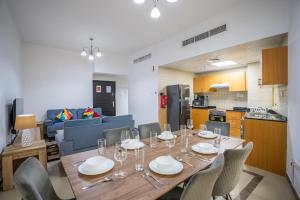 uma sala de jantar com mesa e cadeiras e uma cozinha em RH- Experience Comfort and Convenience in our 2BR, Al Barsha em Dubai