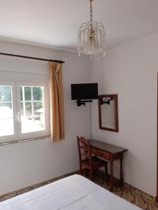 TV a/nebo společenská místnost v ubytování HOSTAL RESIDENCIA PRESIDENTE + 37 fotografií