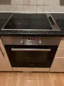 cocina con fogones y horno. en One Bedroom Flat/Apartment., en Bexleyheath