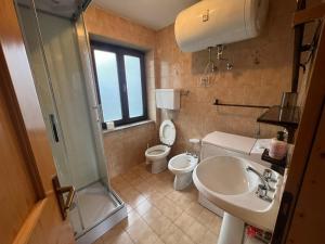 A bathroom at Casa Ognano (Pellizzano)