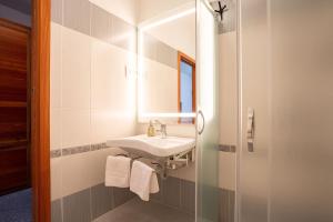 y baño con lavabo y espejo. en Hotel Boka en Bovec