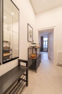 Habitación con espejo grande en la pared en Delia Apartment I levestate en Viena