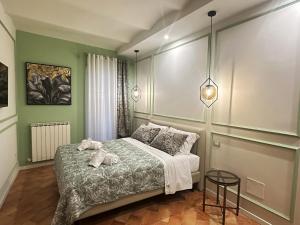 ein Schlafzimmer mit einem Bett mit einem Teddybär drauf in der Unterkunft Camere il Cantico in Assisi