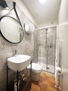 アッシジにあるカメレ イル カンティコのバスルーム(洗面台、トイレ、鏡付)