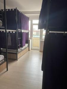 Voodi või voodid majutusasutuse NEWBORN comfort HOSTEL the biggest hostel of town with best location toas
