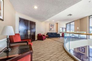 una habitación de hotel con vestíbulo y zona de espera en Comfort Inn - Hall of Fame, en Canton