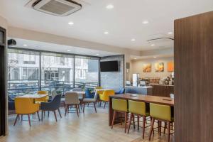 a restaurant with tables and chairs and a kitchen at Comfort Inn Manhattan - Midtown West in New York