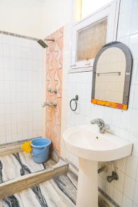 a bathroom with a sink and a mirror at Hotel Green Villa - Near Anand Vihar Railway Station in New Delhi
