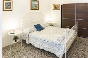 Dormitorio pequeño con cama y mesa en Nonna Peppina Central Apartments, en Taormina